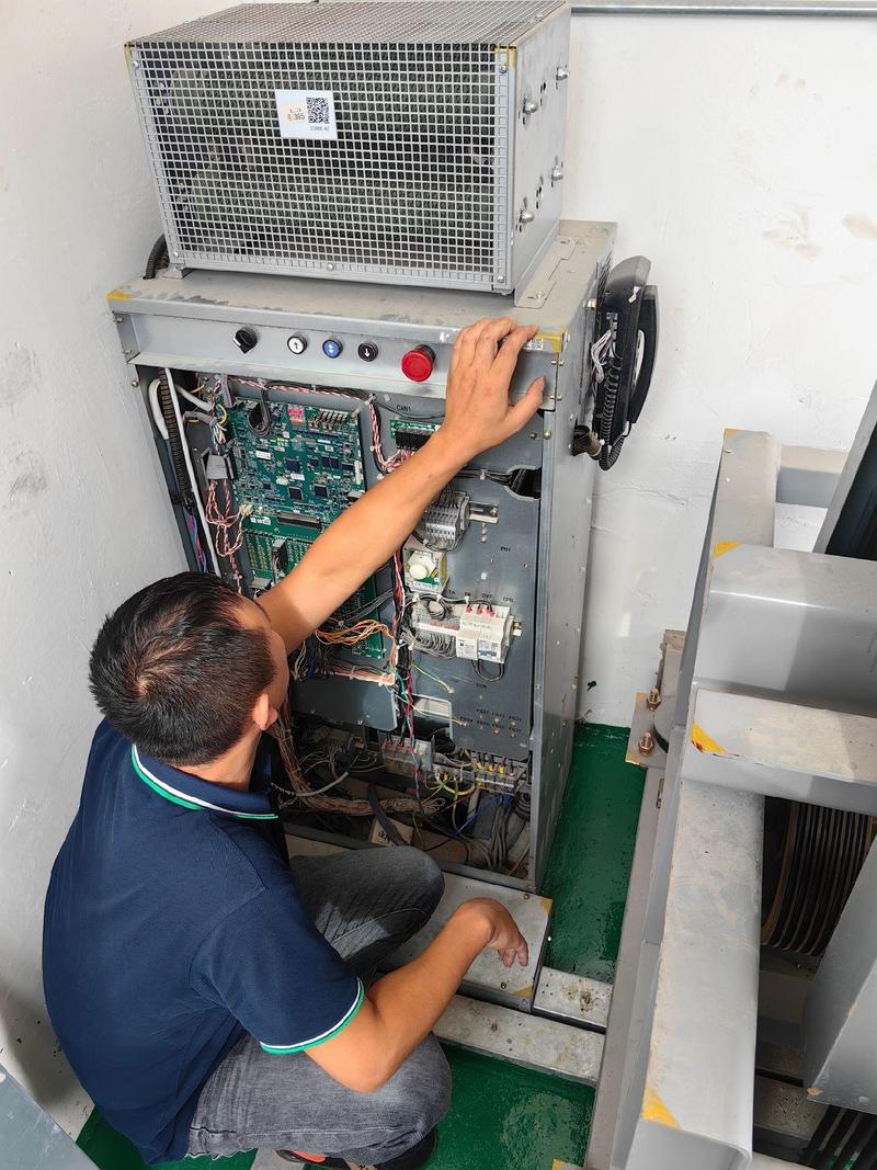 三菱电梯控制柜维修视频，常见故障如何排查？-图2