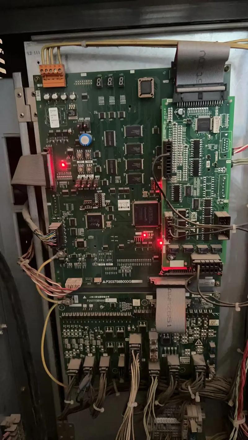 三菱电梯控制柜维修视频，常见故障如何排查？-图1