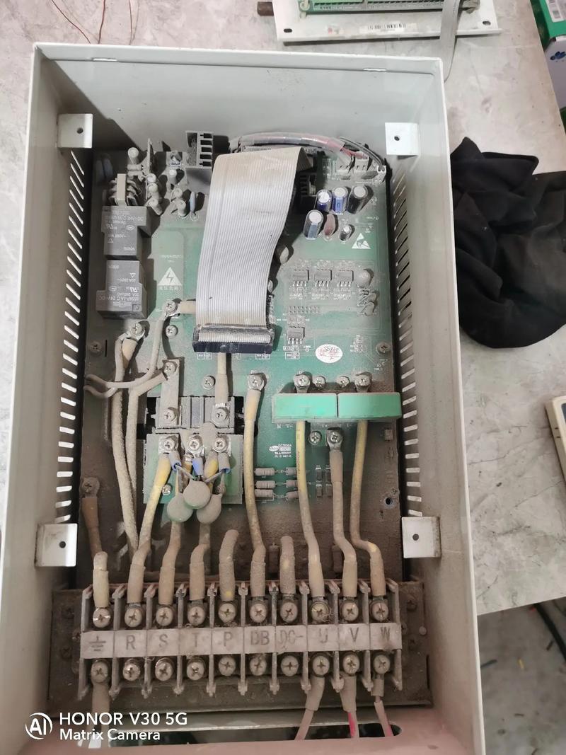 变频器不通电的故障维修-图1