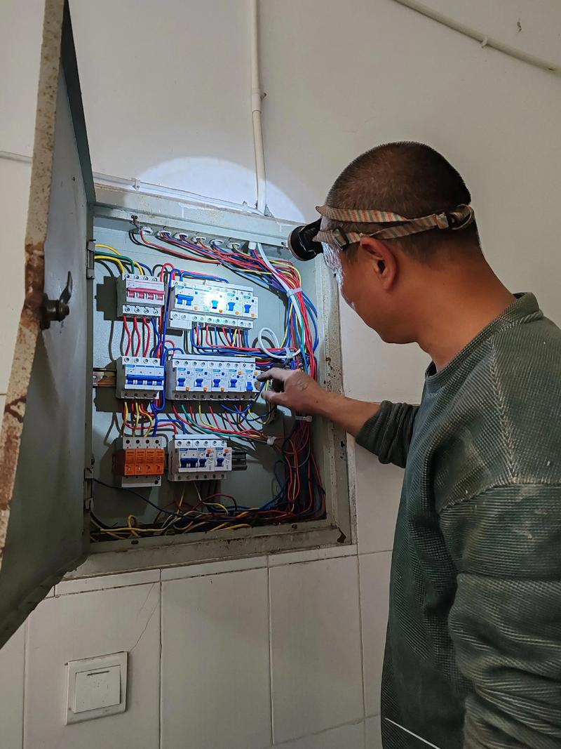 热水器漏电开关上门维修要注意什么？-图1