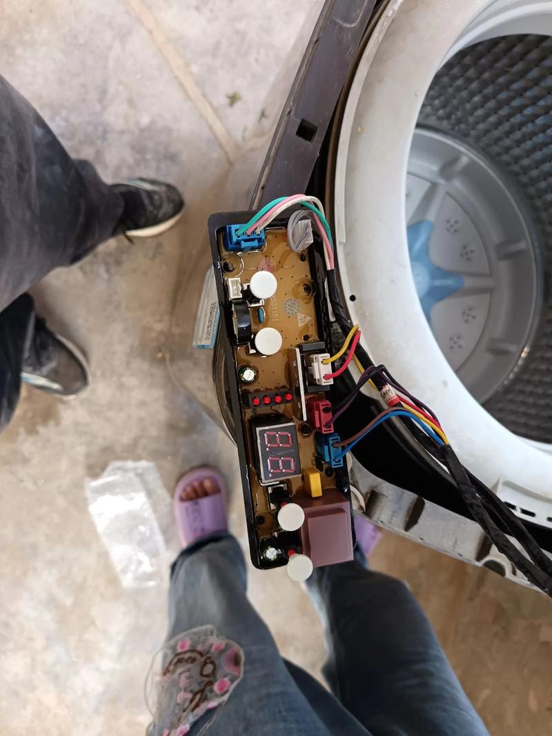 全自动洗衣机电脑板坏了怎么修?-图1 全自动洗衣机电脑板坏了怎么修?-图1