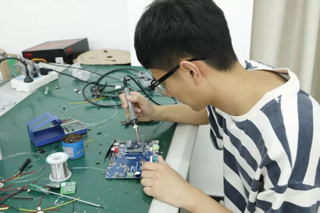 学电子技术好找工作吗-图1