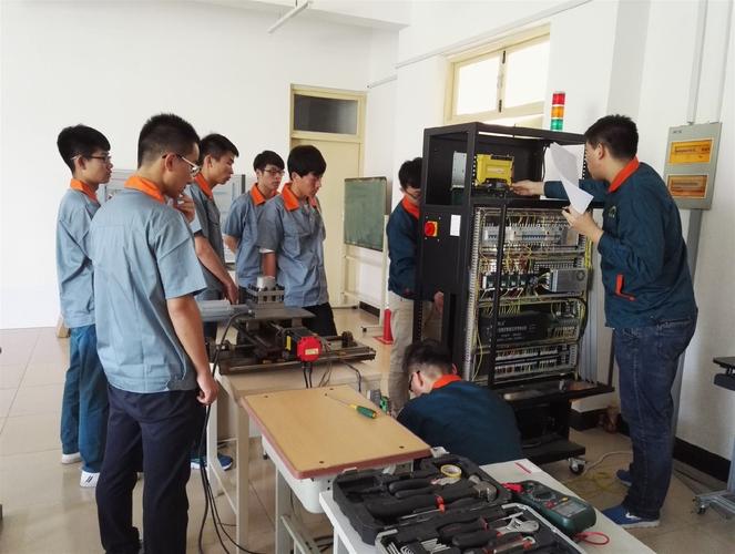 松下插件机维修工程师难招吗？-图2